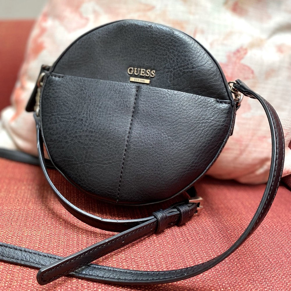 👜 Guess round black faux leather bag with adjustable strap